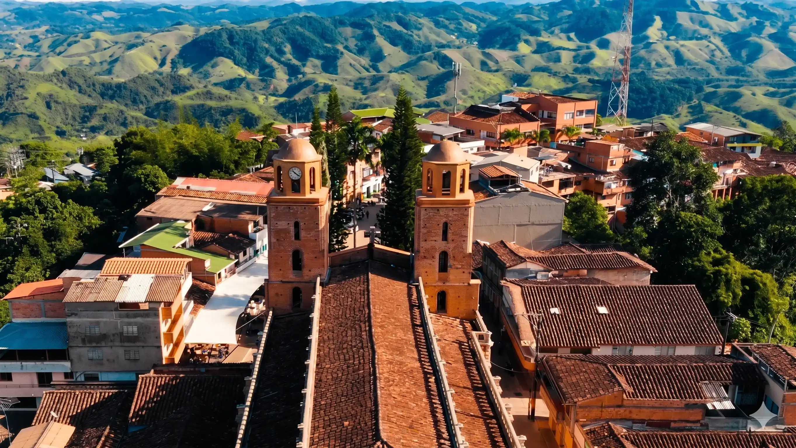 Panorámica aérea de las torres gemelas de la iglesia de Yalí con las montañas del nordeste antioqueño al fondo